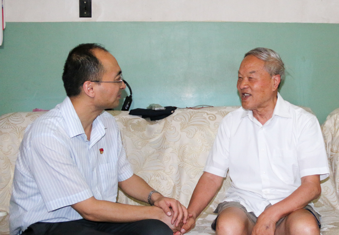 张鑫来我县开展“七一”慰问活动