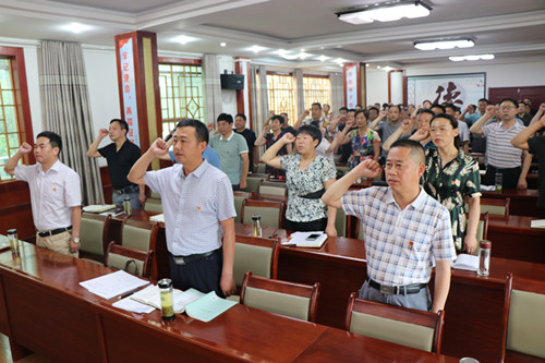 城关镇：重温入党誓词 讲党课庆“七一”