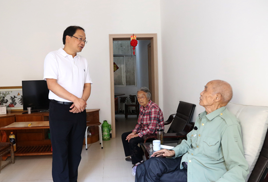 蔡贤忠走访慰问老党员