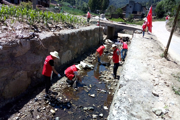 房县实验小学党支部在帮扶村集体过“生日”
