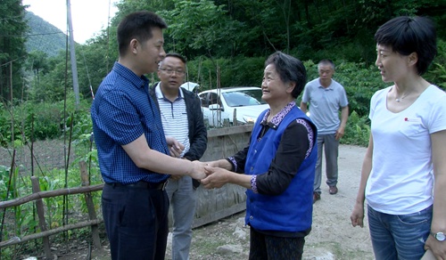 纪道清到野人谷尹吉甫督导精准扶贫全员普查工作