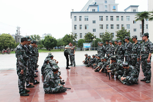 情系国防 献身武装——记城关镇武装部部长邹清龙