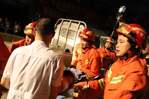 两货车追尾一人被困 房县消防紧急救援