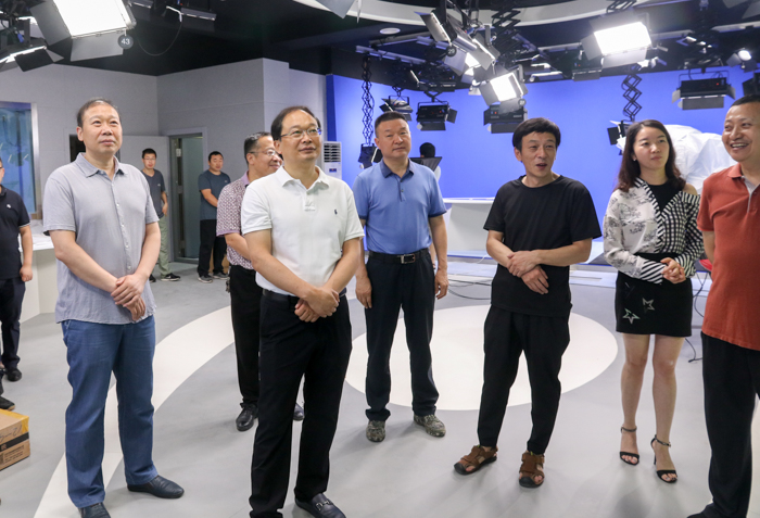 蔡贤忠调研县融媒体中心建设运行情况