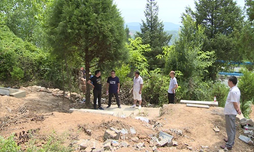 我县高速公路沿线“大坟头”治理工作有序推进