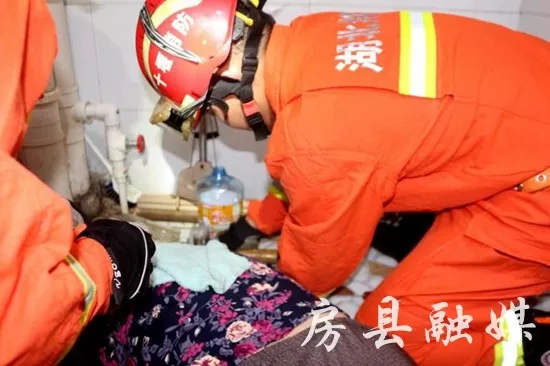 尴尬了！房县一老人手臂被卡便池，原因竟是......