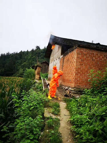 为民解忧——房县大队成功摘除多个马蜂窝