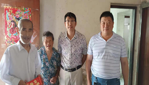 看望生病老党员 党的真情暖人心