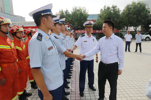 纪道清一行看望慰问部队和消防官兵