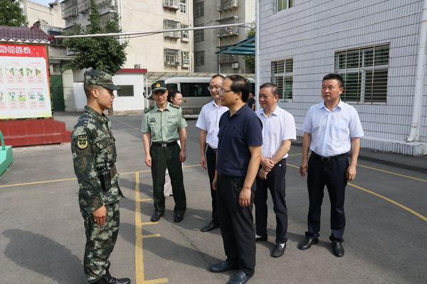 蔡贤忠到县人武部、武警中队、驻房部队开展“八一”慰问