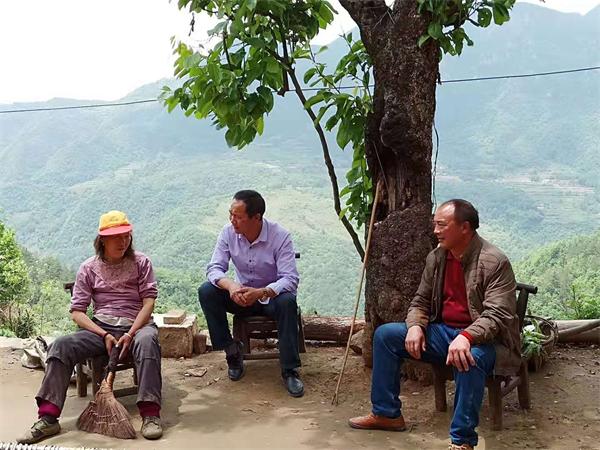 万峪河乡中小学教师利用暑期入户走访