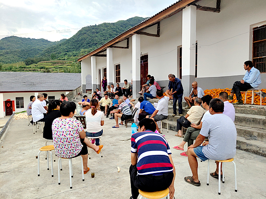 门古寺镇马家河村开好户院会架设连心桥