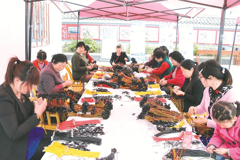 增收顾家两不误 ——记房县军店镇双柏村郭丹扶贫车间