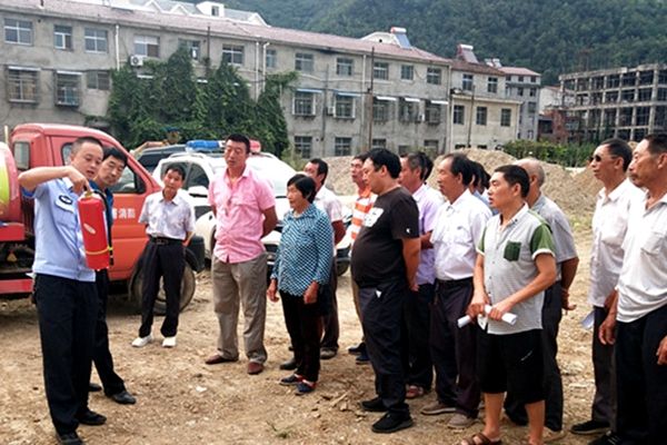 尹吉甫镇举行易迁小区消防安全演练活动