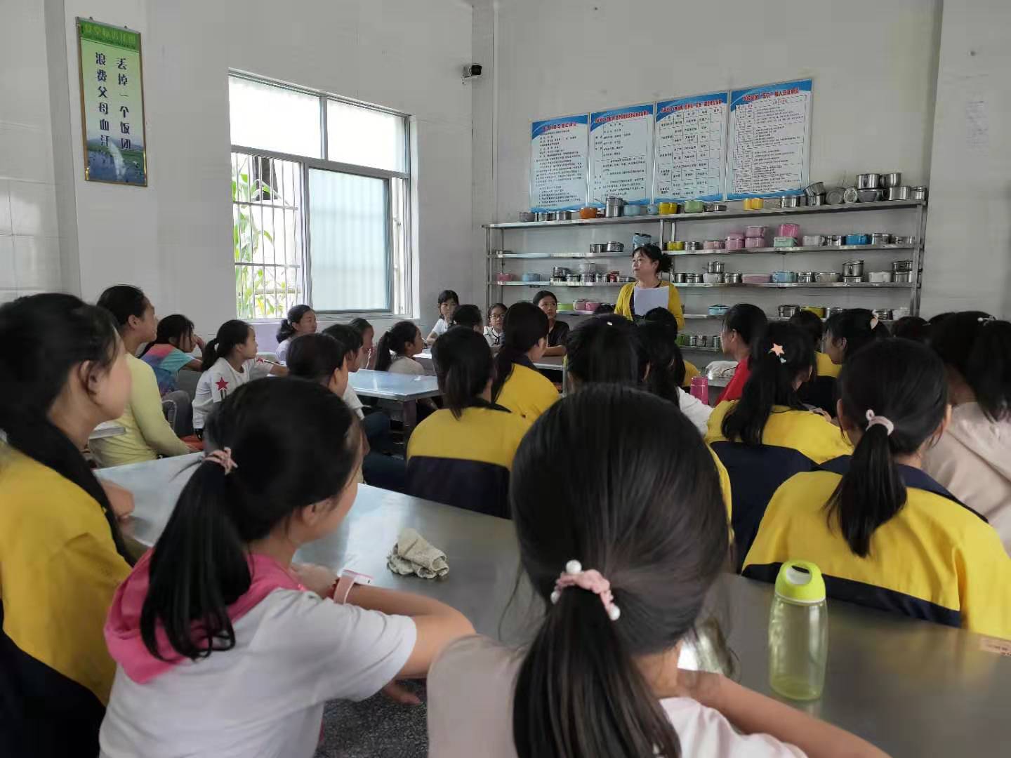 万峪中学多措并举抓好校园安全工作