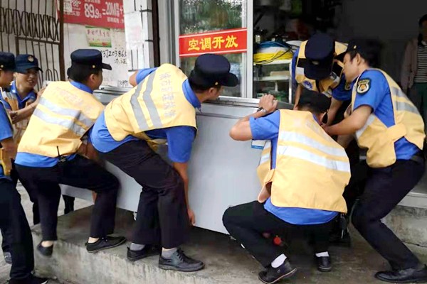 县城市管理执法局打造靓丽城市环境迎国庆