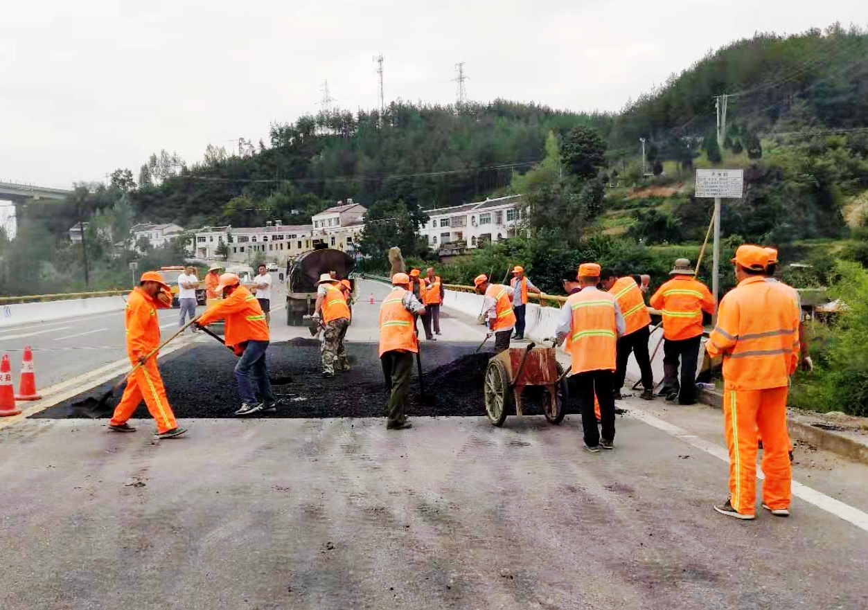 县交通运输局：打造“畅安舒美”公路  确保节日道路畅通