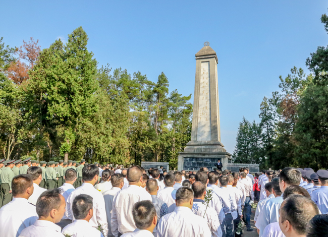房县举行烈士纪念日向烈士敬献花篮仪式