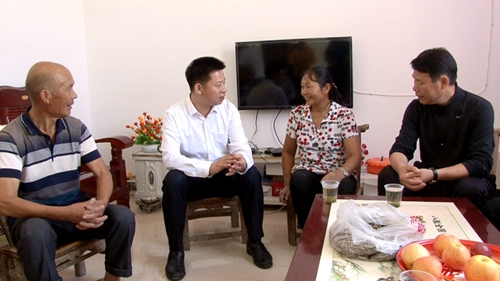 纪道清到军店镇中村村走访贫困户