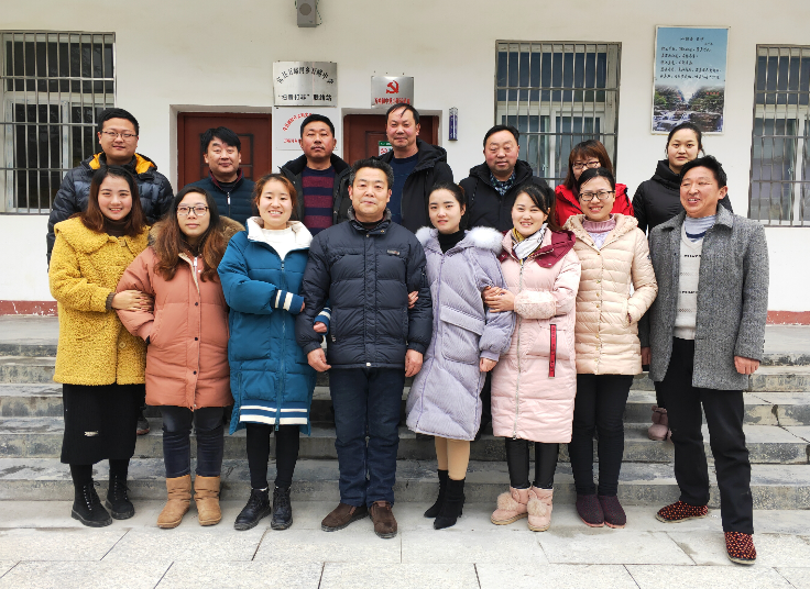 万峪中学举行退休教师欢送会