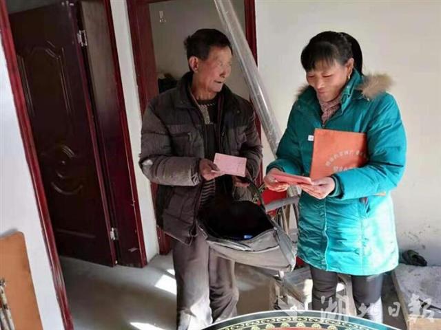 湖北日报：记房县公共检验检测中心帮扶干部闵号平：把贫困户当亲人