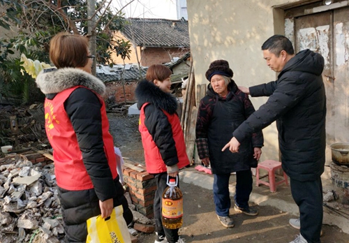 聚爱社工心系留守老人 寒冬慰问暖人心