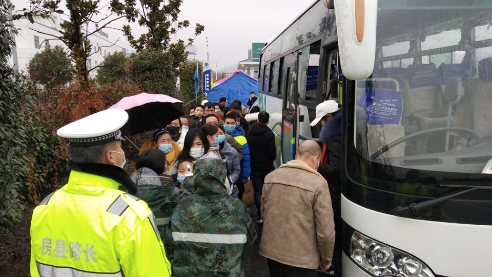 疫情防控人员24小时坚守岗位把好关口守护安全