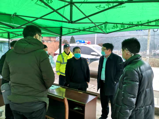 让党旗飘扬在防控疫情第一线