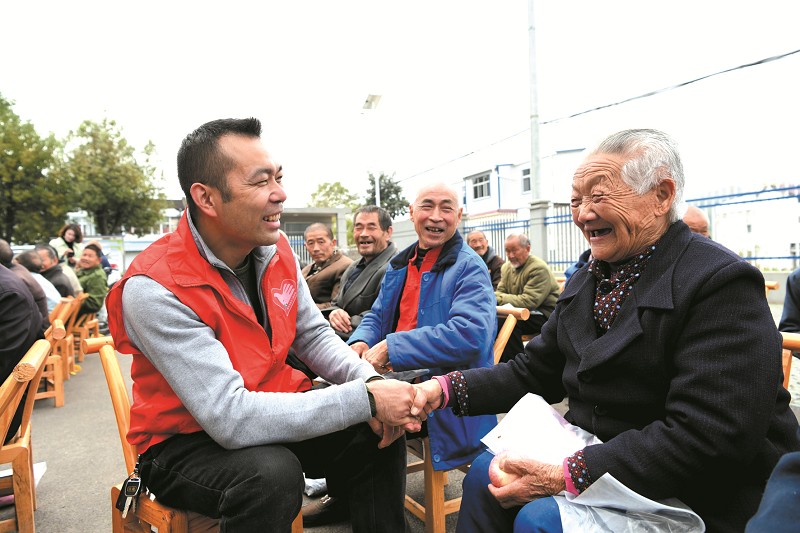 志愿者养老院送温暖