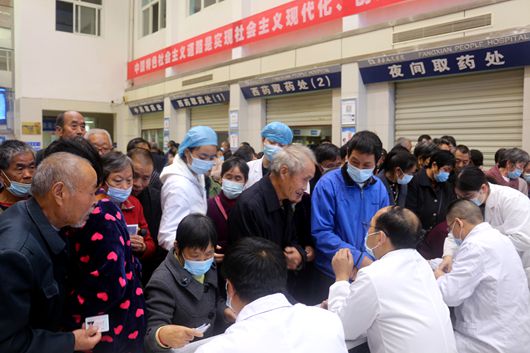 县人民医院开展“风湿免疫疾病”义诊活动