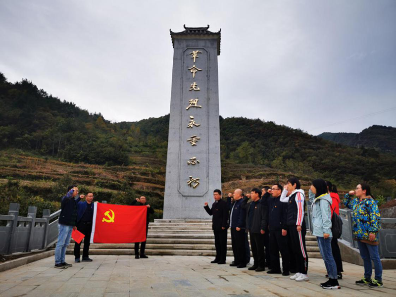 市水文局驻万峪河乡老人坪村工作队开展“走进扶贫村，共度扶贫日”活动