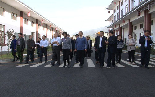 市退休干部考察团来房考察