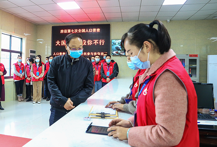 蔡贤忠纪道清接受第七次全国人口普查登记