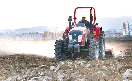 房县：冬季备耕 促农增收