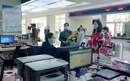 服务暖人心  鲜花表谢意