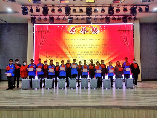 房县思源实验学校：总结表彰激斗志 家校同心谱新篇