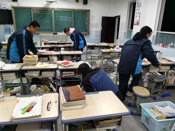 房县二中开展管制刀具及违禁物品排查收缴行动