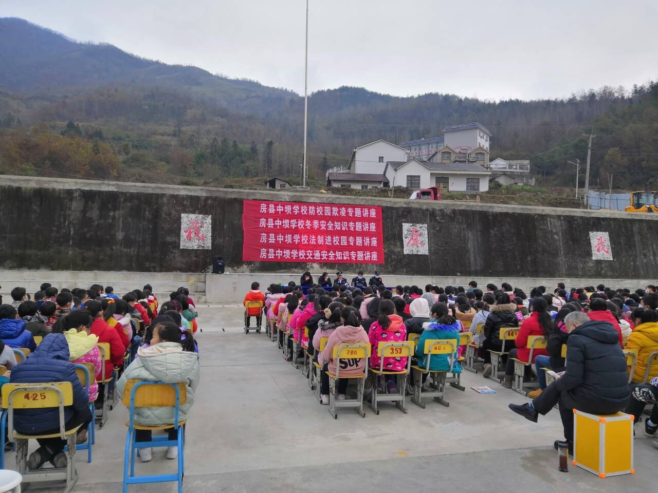 房县中坝学校：强化法制教育，争做懂法少年