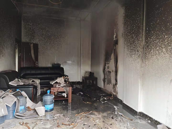 房县军店镇政府专职消防队成功扑救一起门面火灾