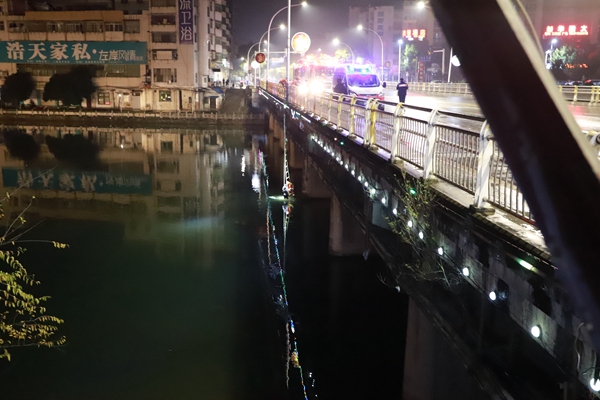 13岁女孩被困河中 房县消防紧急救援