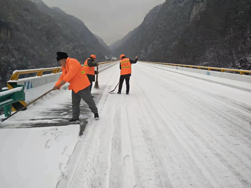十堰今冬首次发布道路结冰蓝色预警信号