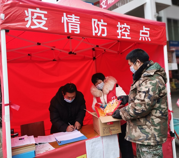 县执法局市场中心对冷冻食品进行检查