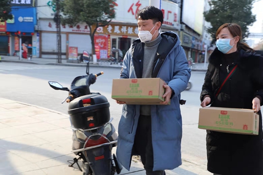 房县市民慰问疫情防控一线执勤交警