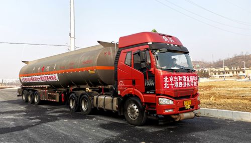 北京忠和酒业有限公司向我县捐赠酒精35吨