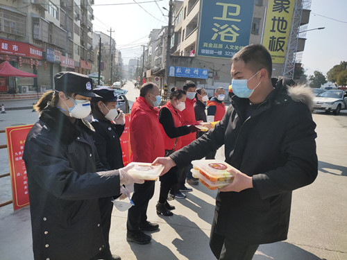 送上“爱心餐” 温暖“战士”心