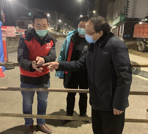 蔡贤忠再次检查城关镇“疫情风险预警区域”管控措施落实情况