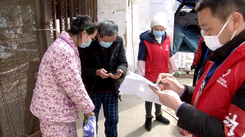 城关镇老城社区：网格员为居民贴心“代购”送物资