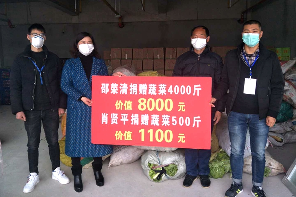 农民邵荣清、肖贤平：新鲜的蔬菜捐给可敬的白衣天使