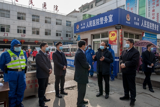 袁国华来我县慰问广西对口支援抗疫医疗队