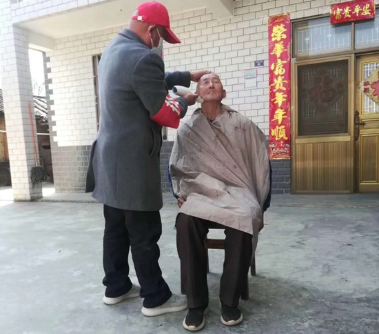 记者在防疫一线：“老福”守村记